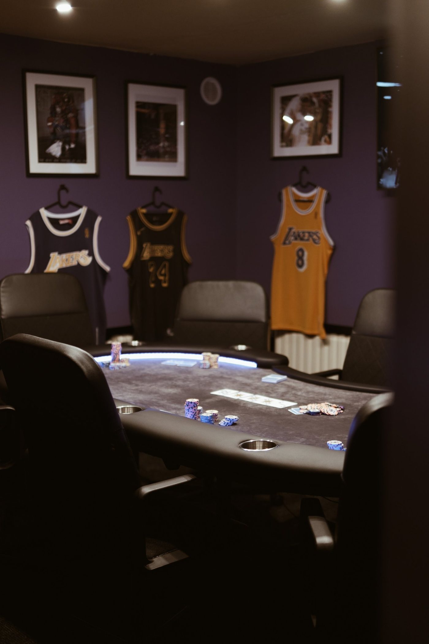 Pokerio stalas violetiniame kambaryje