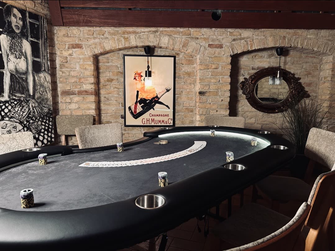 Pokerio stalas su kortomis ir žetonais