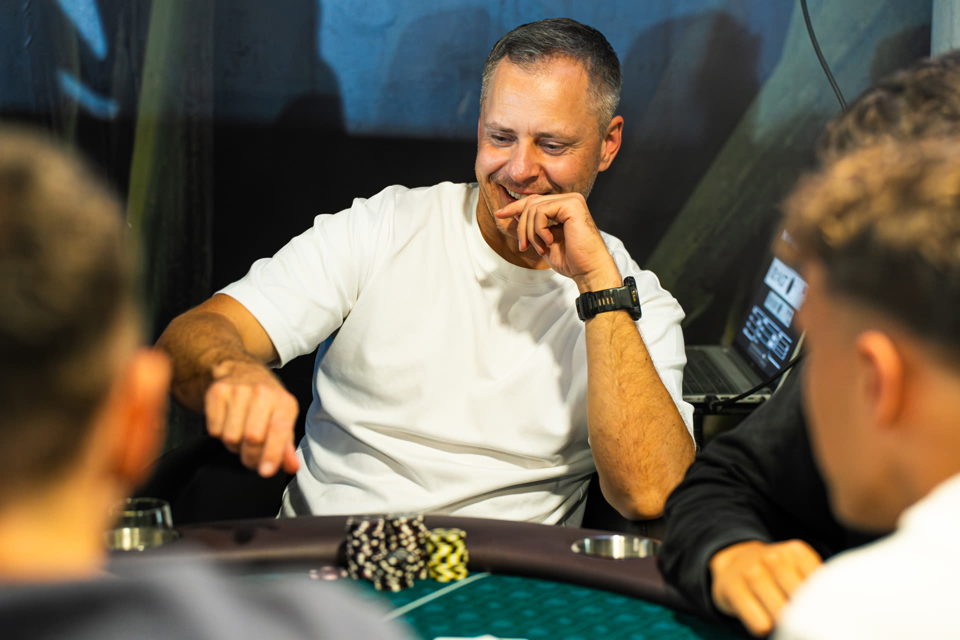 Svečiai prie pokerio stalo